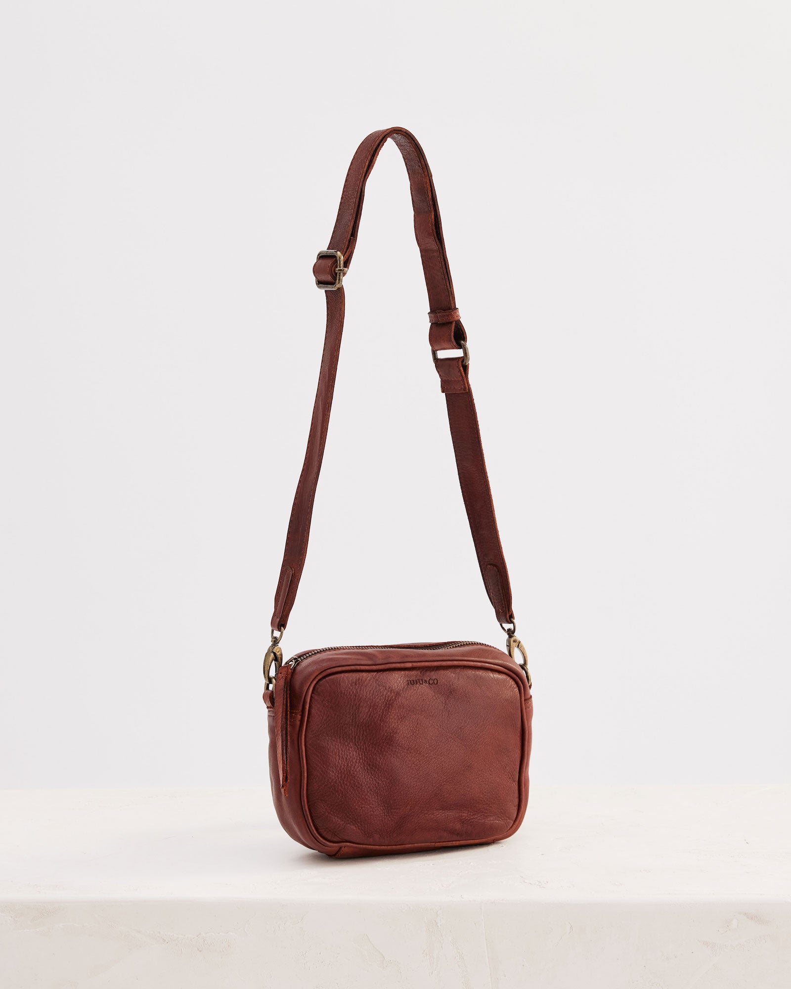 Camera Crossbody Cognac