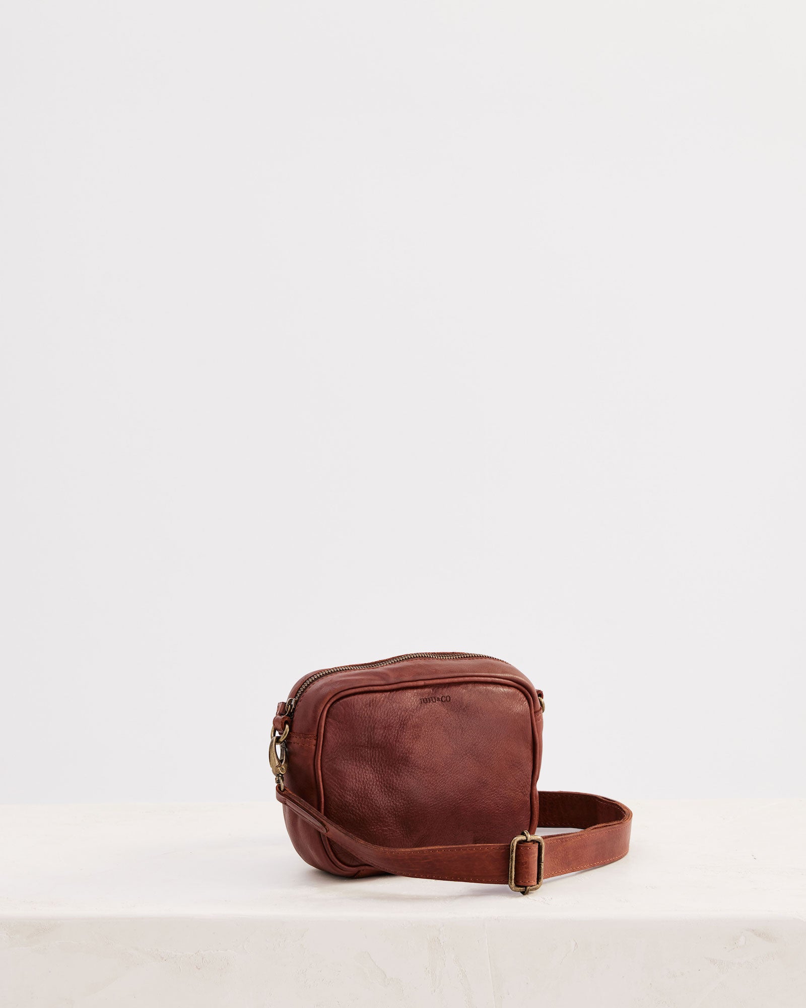 Camera Crossbody Cognac