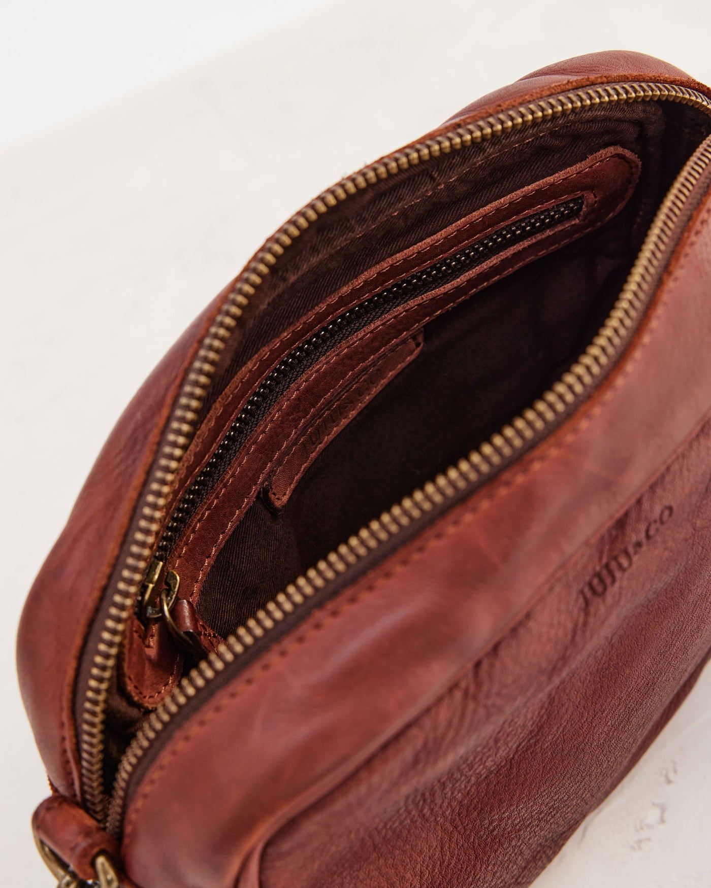 Camera Crossbody Cognac